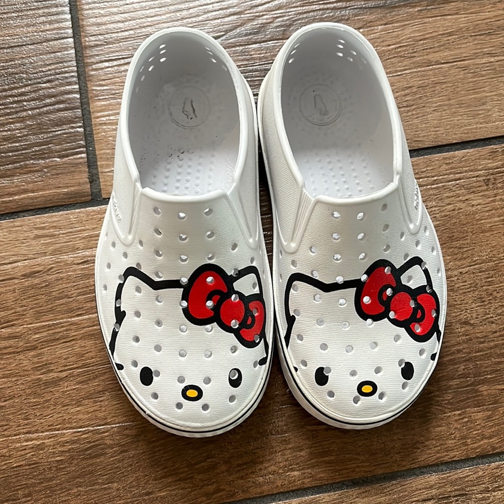 Like new hello kitty native shoes
